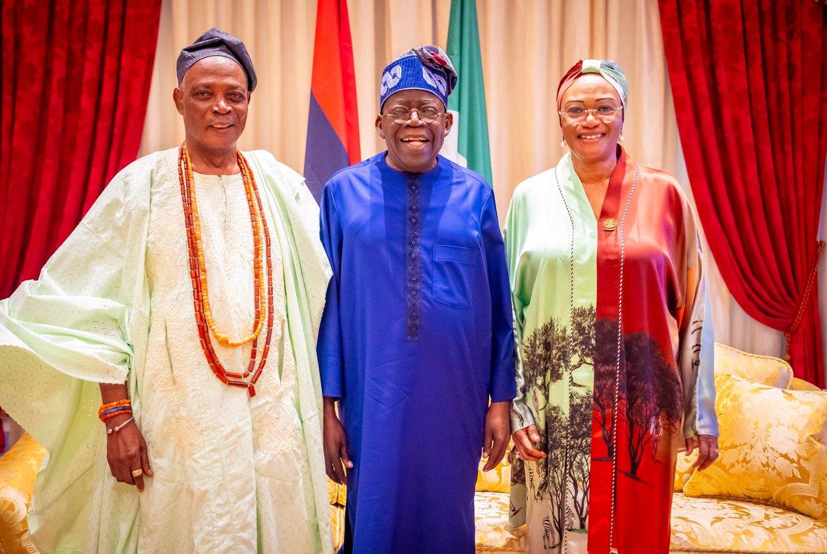 “POCO LEE DEY LEARN!” Tinubu's dance moves at the Oba of Lagos' palace
